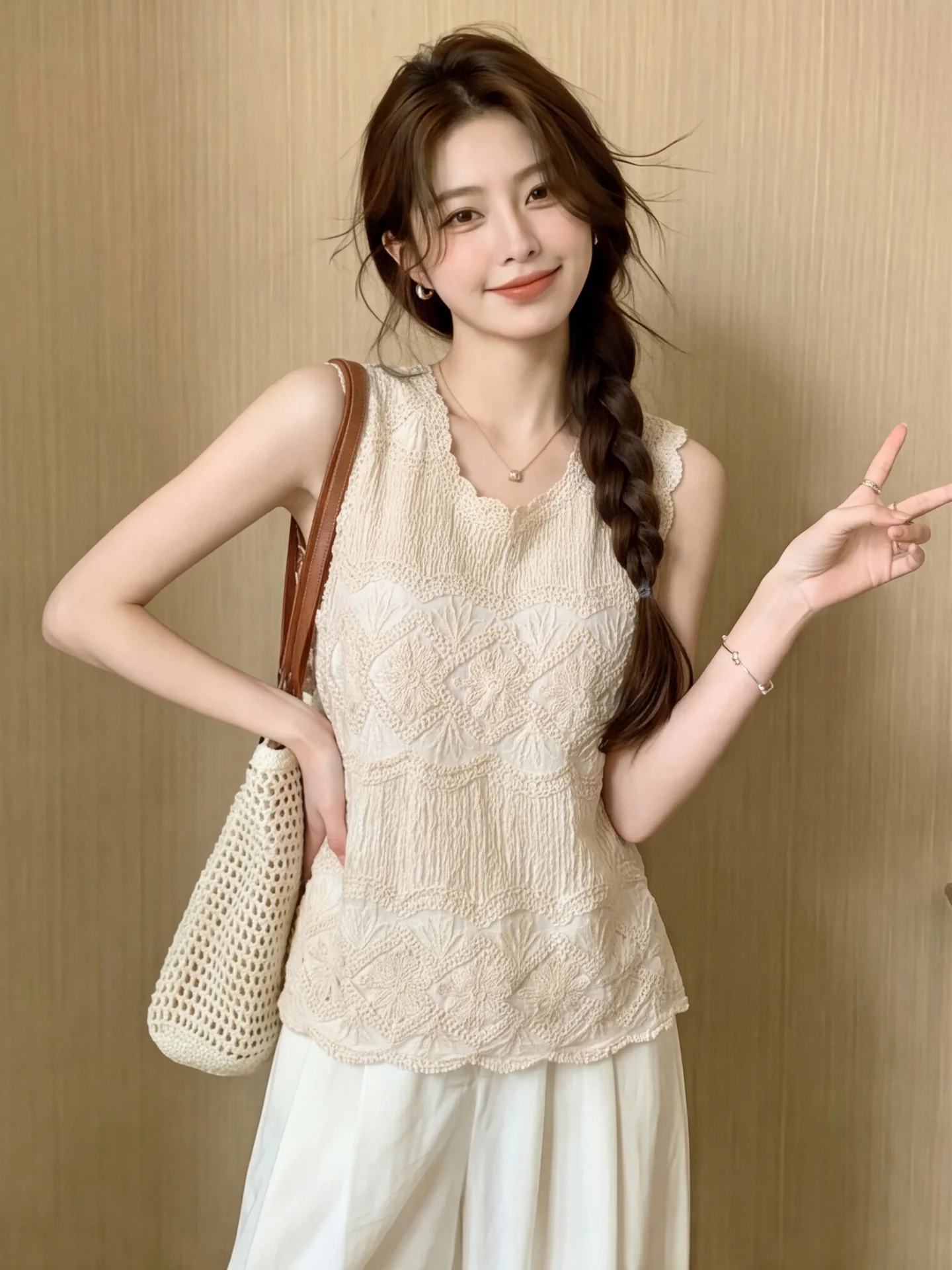 Unique Knitted Sleeveless Vest Women's Fashion Summer New Style High-End Slimming Versatile Top Quality Polyester Short Length
