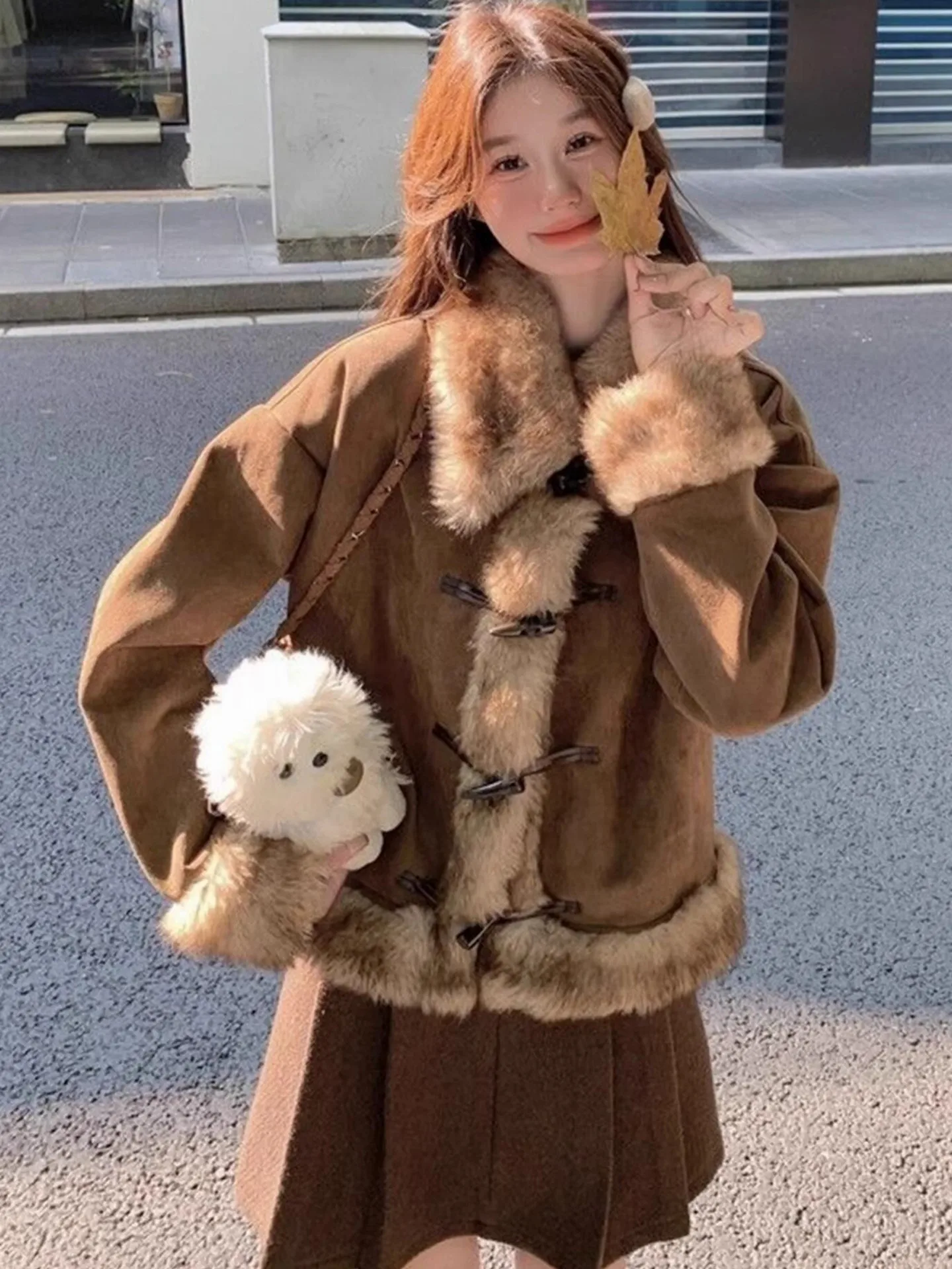 เสื้อโค้ทหนังกลับผู้หญิง รุ่น Thiened สำหรับฤดูใบไม้ร่วงและฤดูหนาว แฟชั่นไซส์เล็ก ให้ความรู้สึกหรูหรา ตกแต่งด้วยผ้าขนสัตว์ ปิดด้วยกระดุม