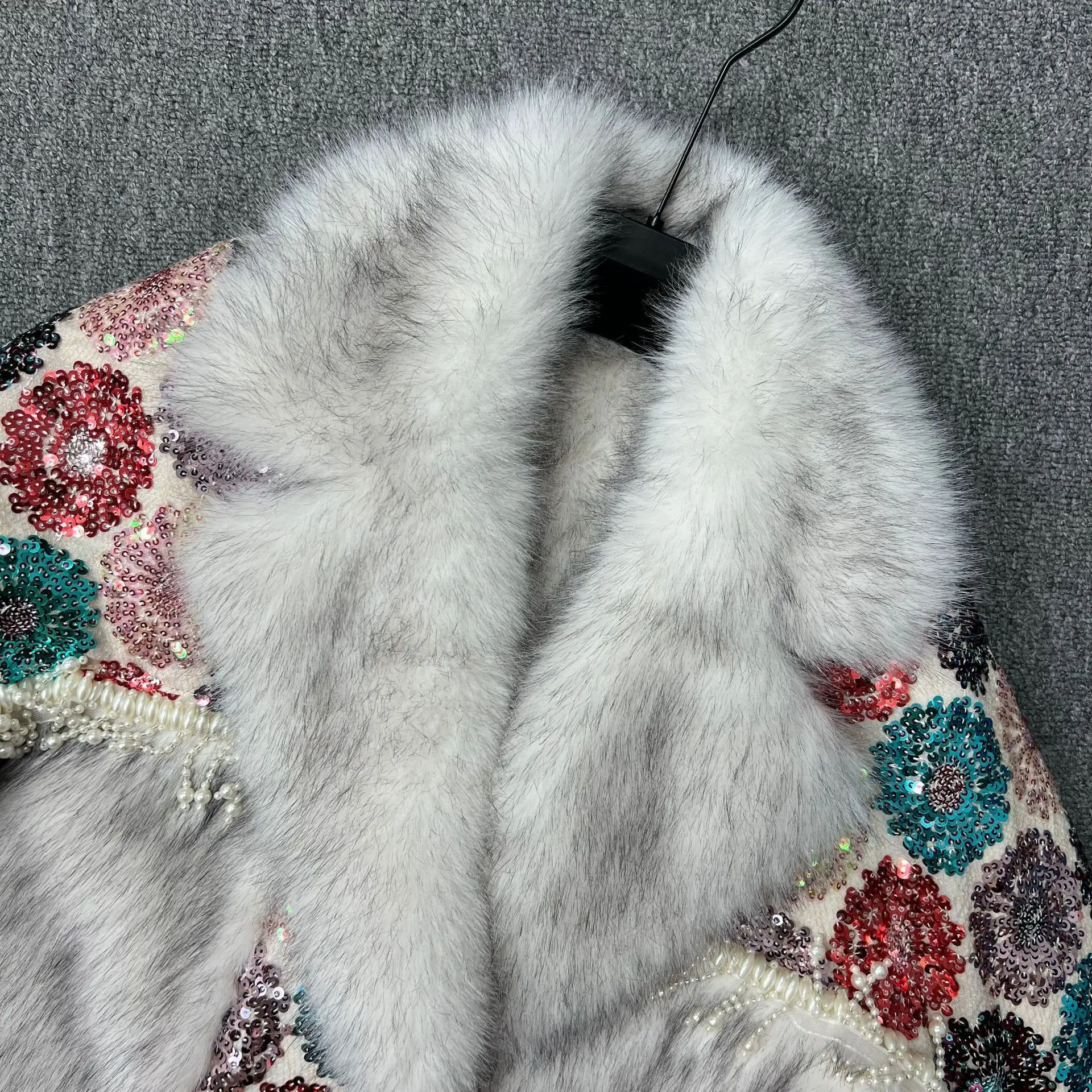 Manteau en fausse fourrure de renard Femela 25 hiver nouvelle mode élégante fourrure intégrée Patchwork paillettes veste chaude pour les femmes