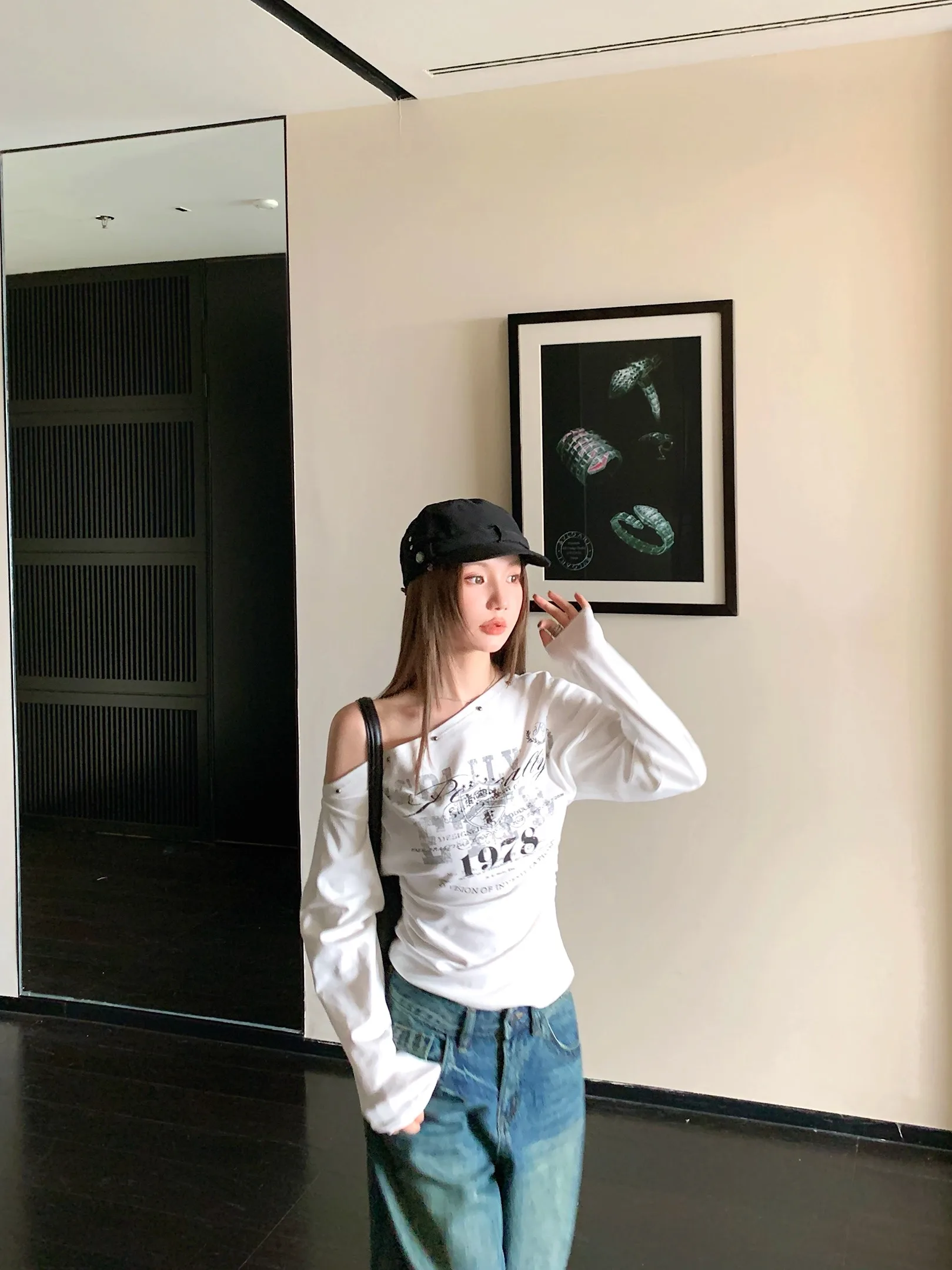 

Женская приталенная футболка с длинным рукавом, весенне-осенняя, повседневная, с принтом, с заклепками, в стиле Spicy Girl, белая, асимметричная, на одно плечо, хлопковая