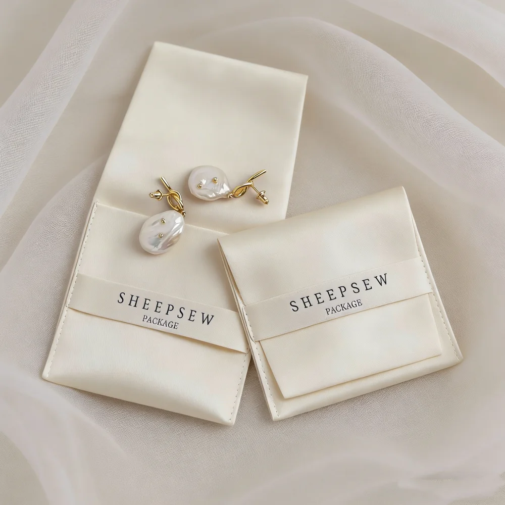 

50 шт. подарочных мешочков из микрофибры 8x8 см с индивидуальным логотипом и именем, органайзеры для украшений, упаковочные пакеты, подарочные мешочки для свадьбы, конфетницы, косметички