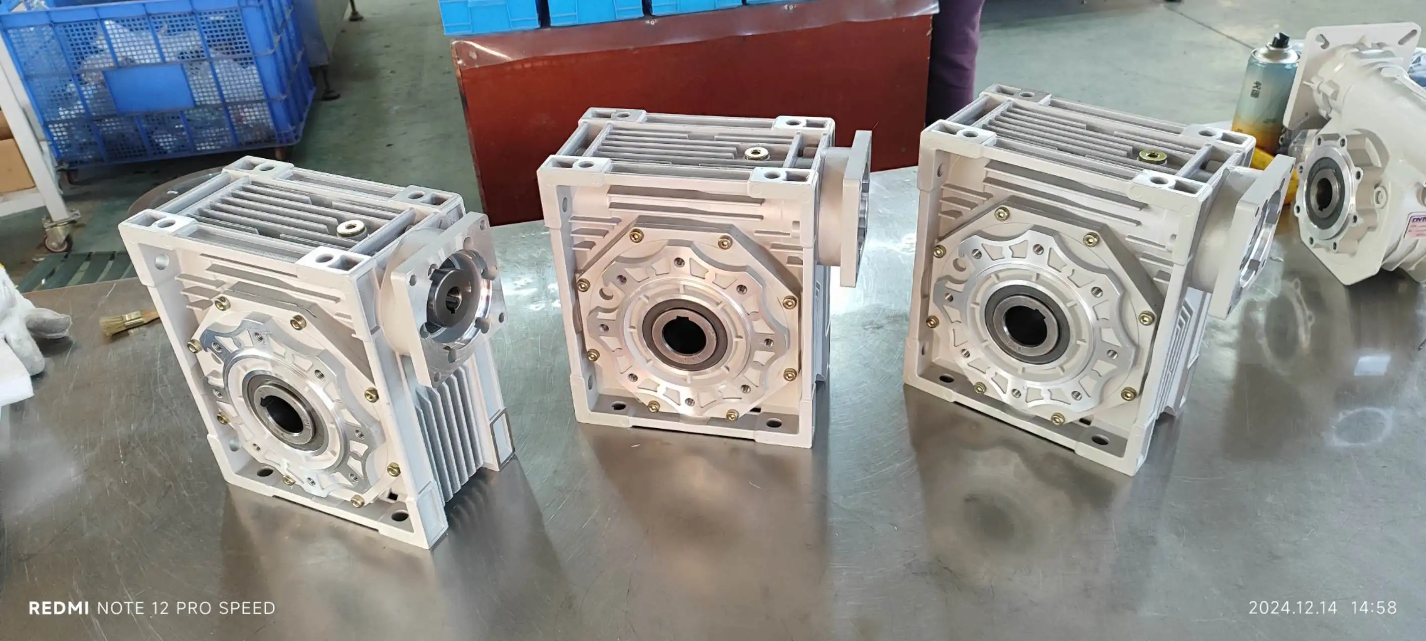 

Червячный редуктор NMRV110, вход 19/24/28/38, выход 42 мм, i=5-100, из оловянной бронзы, не требующий обслуживания, алюминиевый литой корпус