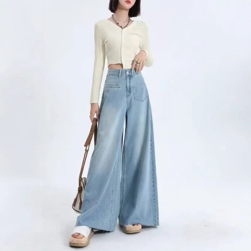 Gewaschene High-Waist-Jeans mit weitem Bein und lockerer Passform. Neue modische, vielseitige und bequeme Damenjeans für die vier Jahreszeiten 2025