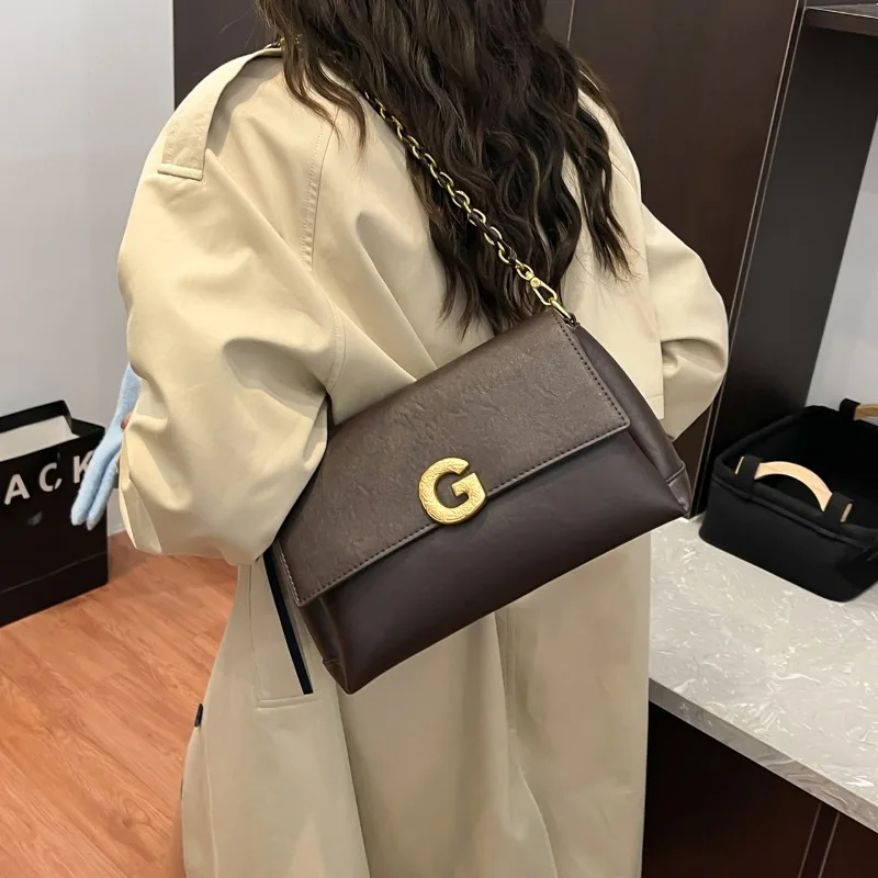 حقيبة يد نسائية متطورة من القماش المخملي مظهر فاخر مع حزام قابل للفصل مثالي للمناسبات الرسمية والسهرات #5