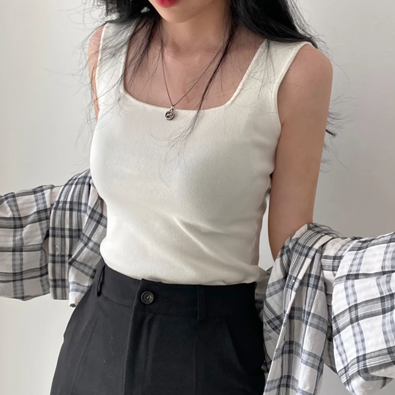 Elegancka letnia kamizelka dla druhen z kwadratowym dekoltem, wyszczuplająca, kolorowa bielizna, odkrywająca ramiona, modna.