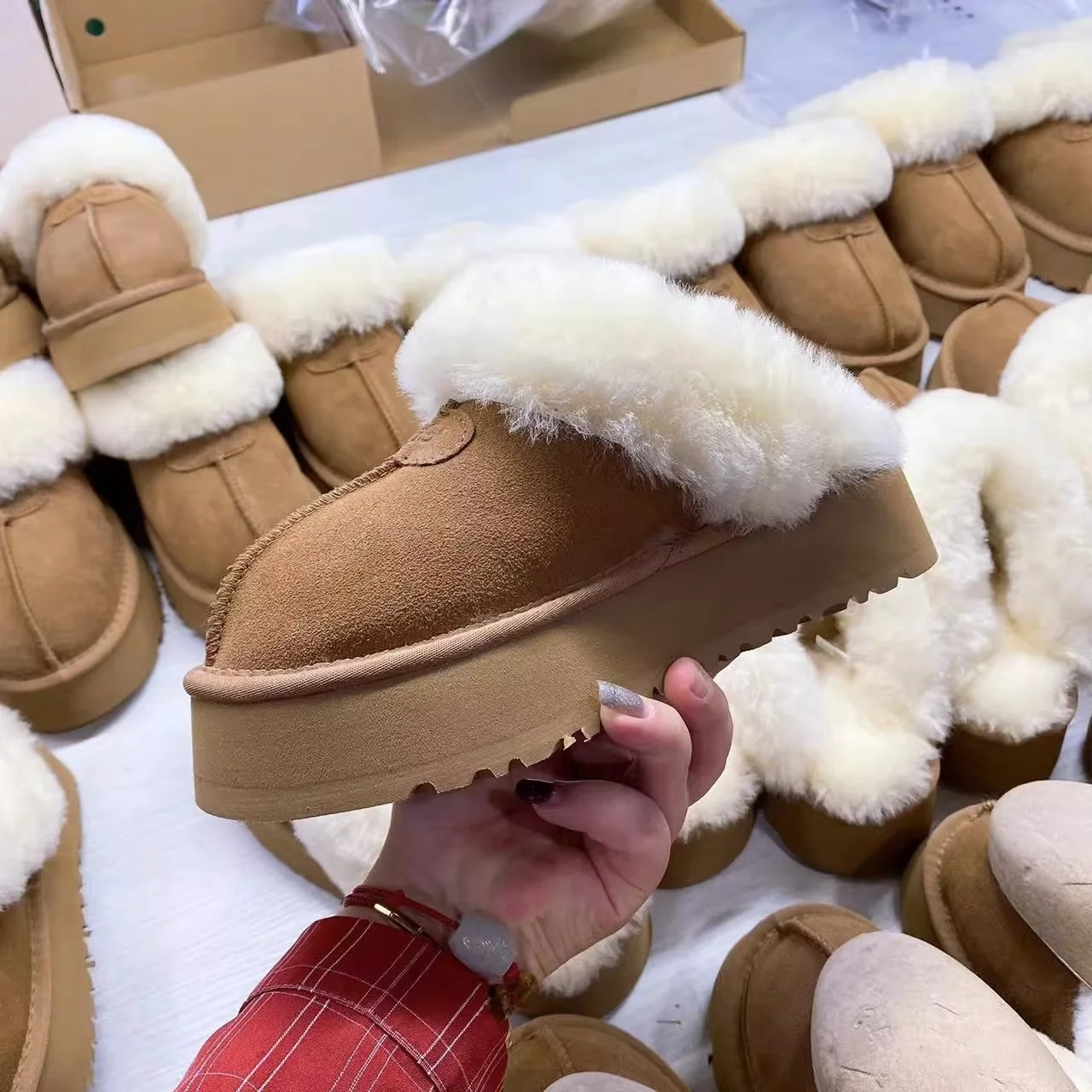 

Women's Thick Bottom Slip-On Snow Boots Indoor Home Slippers Casual Style Long Fur Lined Platform Slippers for Winter Use