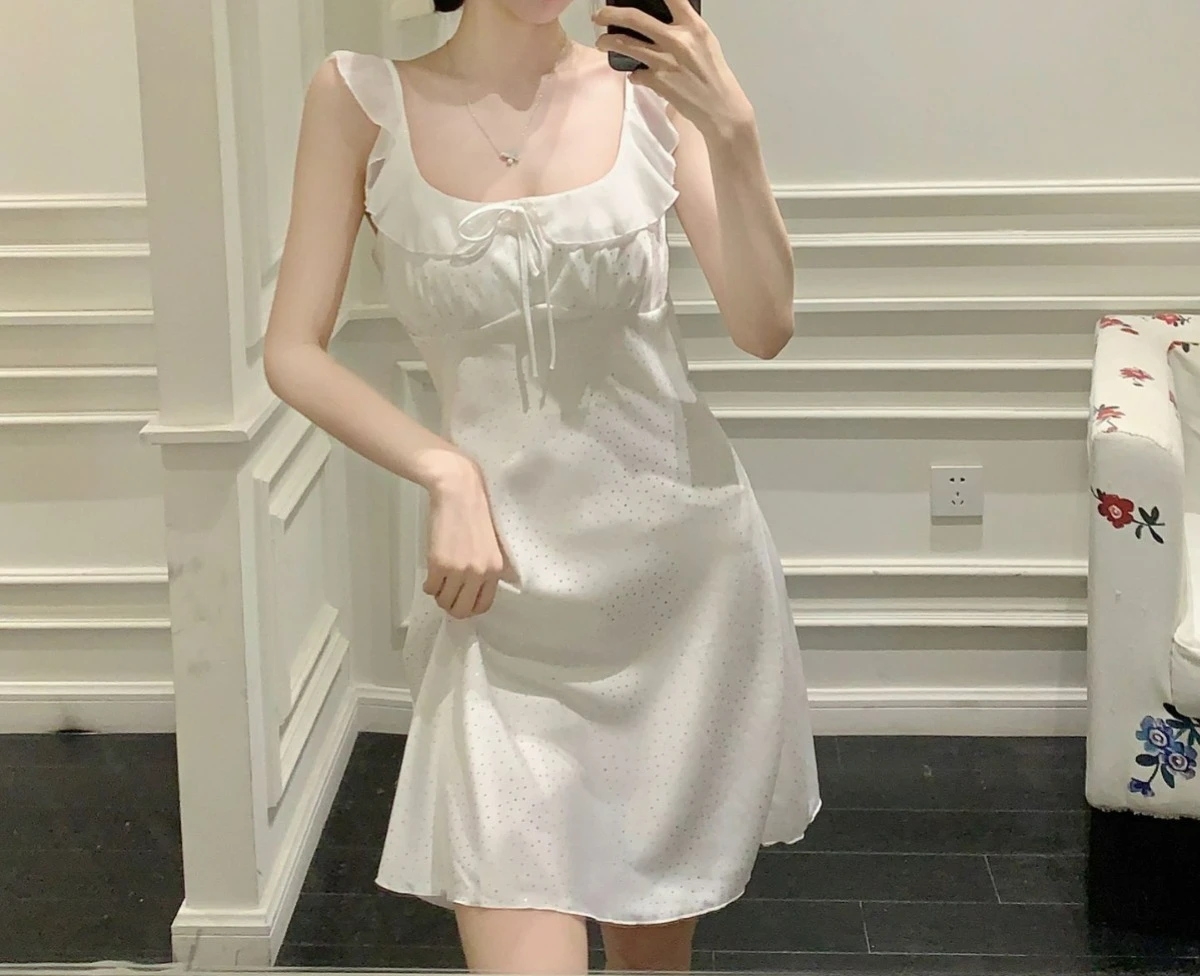 

Summer Pajamas Ladies Ice Silk Hot Stamping White Nightdress Sweet Little Fly Cuffs Chest Pad Pajamas Sexy Suspenders
