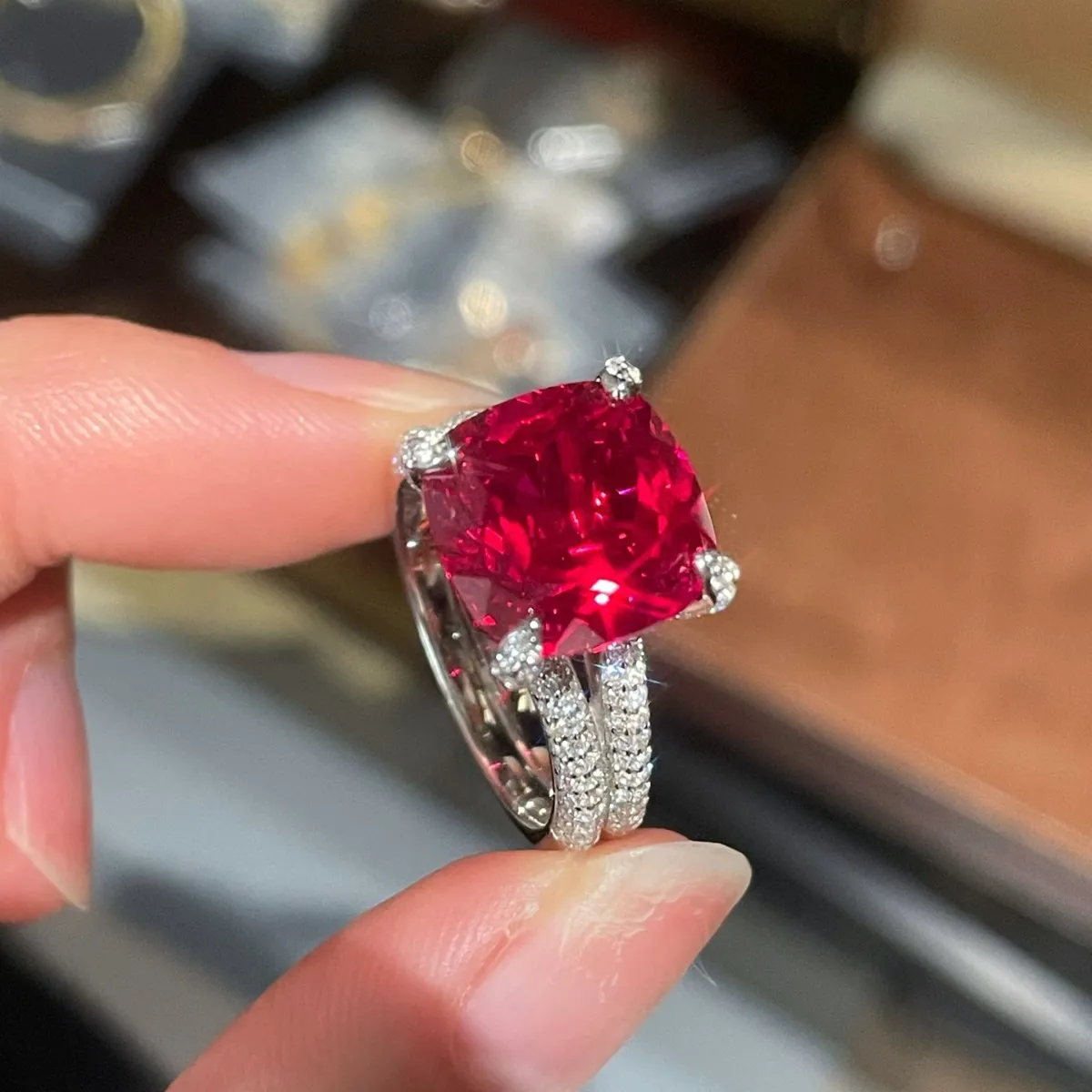 

Позолоченное кольцо S925, созданный в лаборатории голубиный рубин, высокоуглеродистый бриллиант Halo, классическая установка с четырьмя зубцами