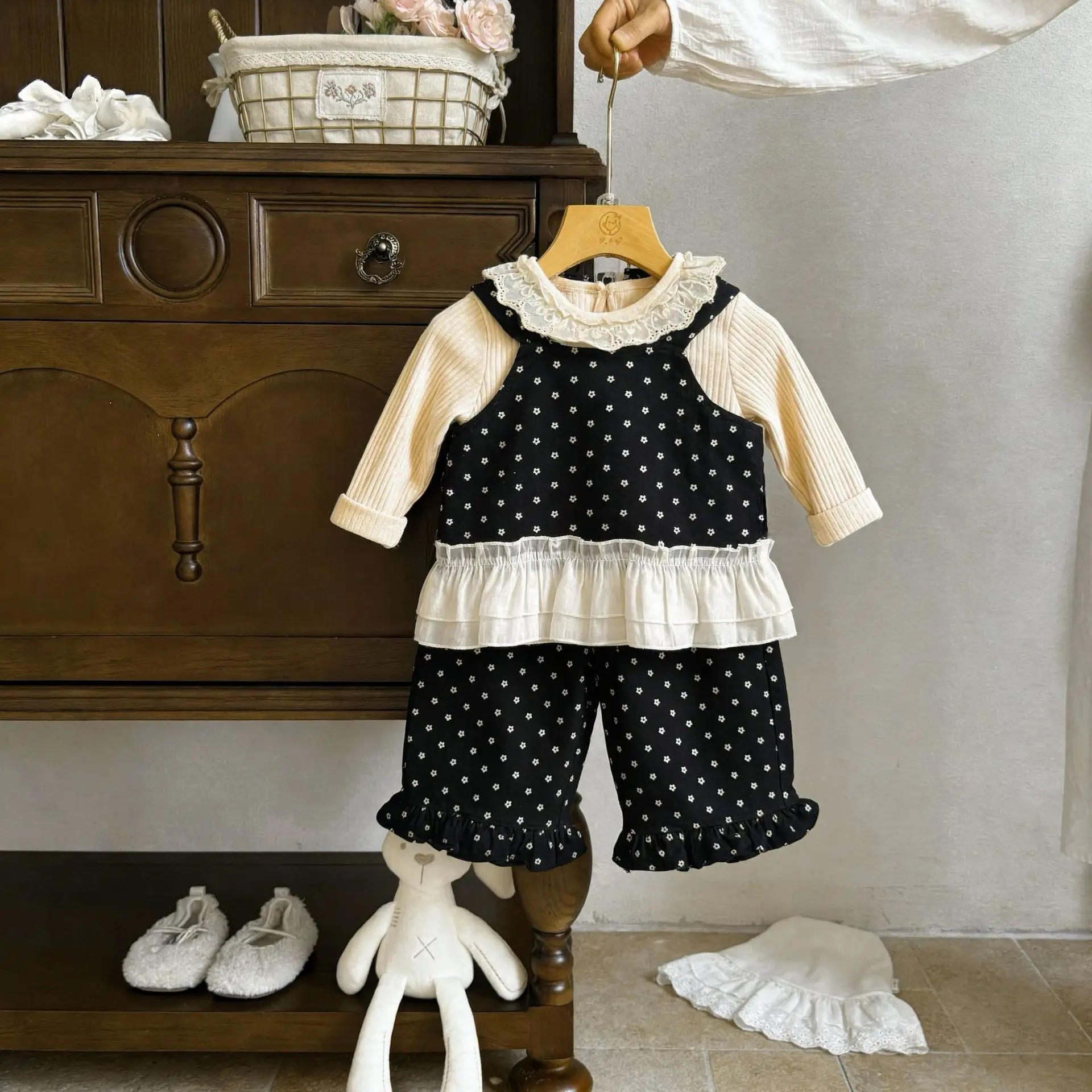 

Новый комплект для девочек 2026 года: весенне-осенний набор из трех предметов — юбка с кружевом в западном стиле, майка, брюки и нижняя рубашка