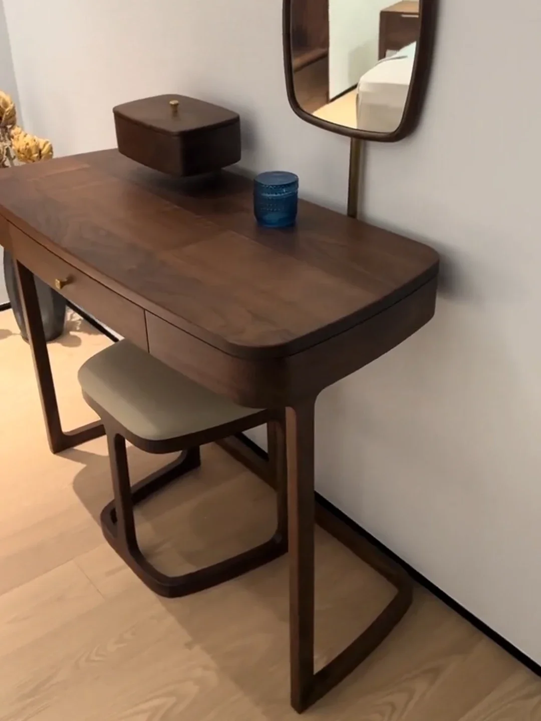 A  New Chinese-style North black walnut dresser combination villa B & B modern simple dressing table makeup stool