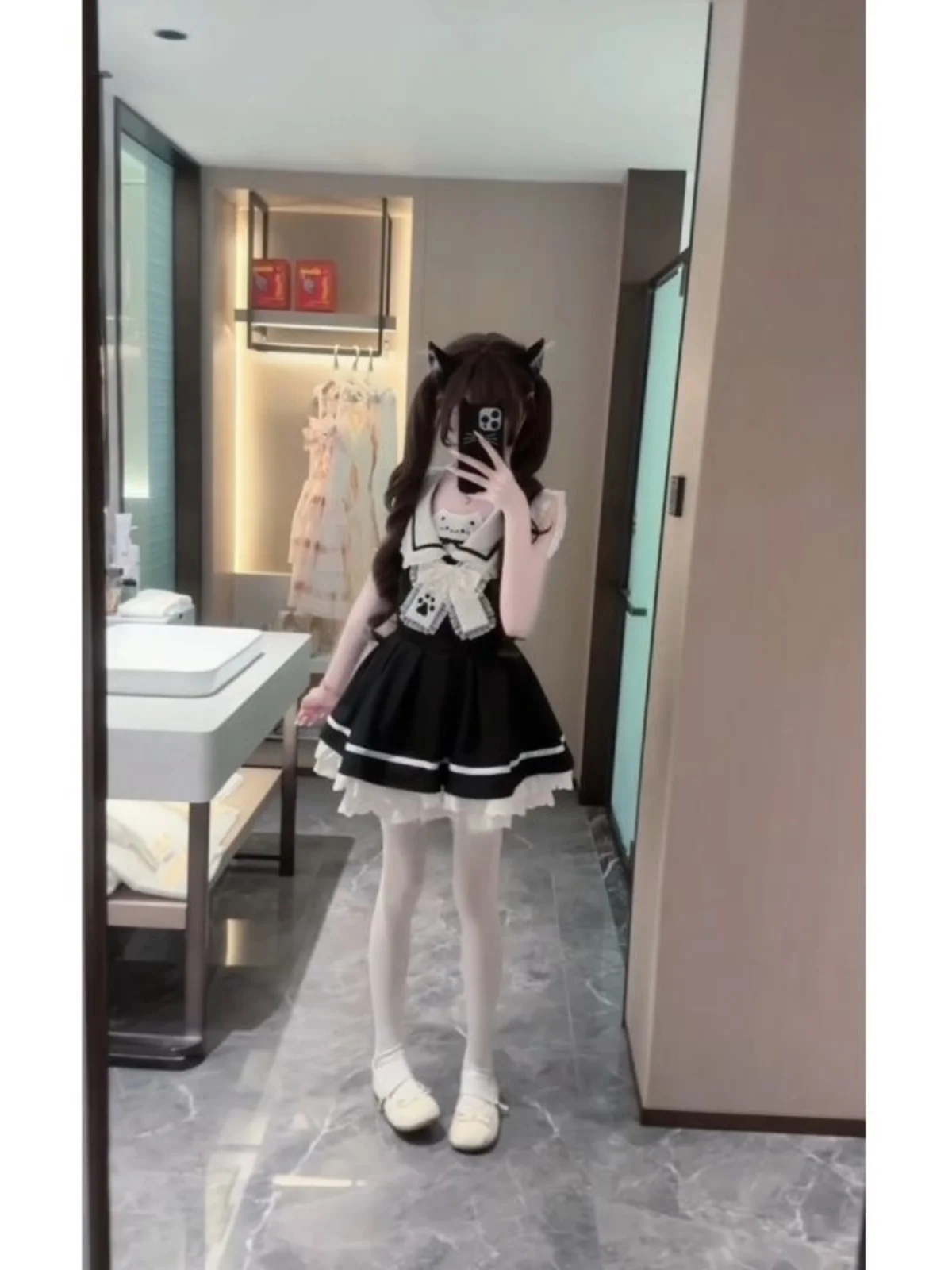 กระโปรงทรงเอพลีทแต่งระบาย แต่งปกสีกรมท่า ช่วงเอวเข้ารูป แต่งผ้าปะต่อ ดีไซน์น่ารักสำหรับฤดูร้อน