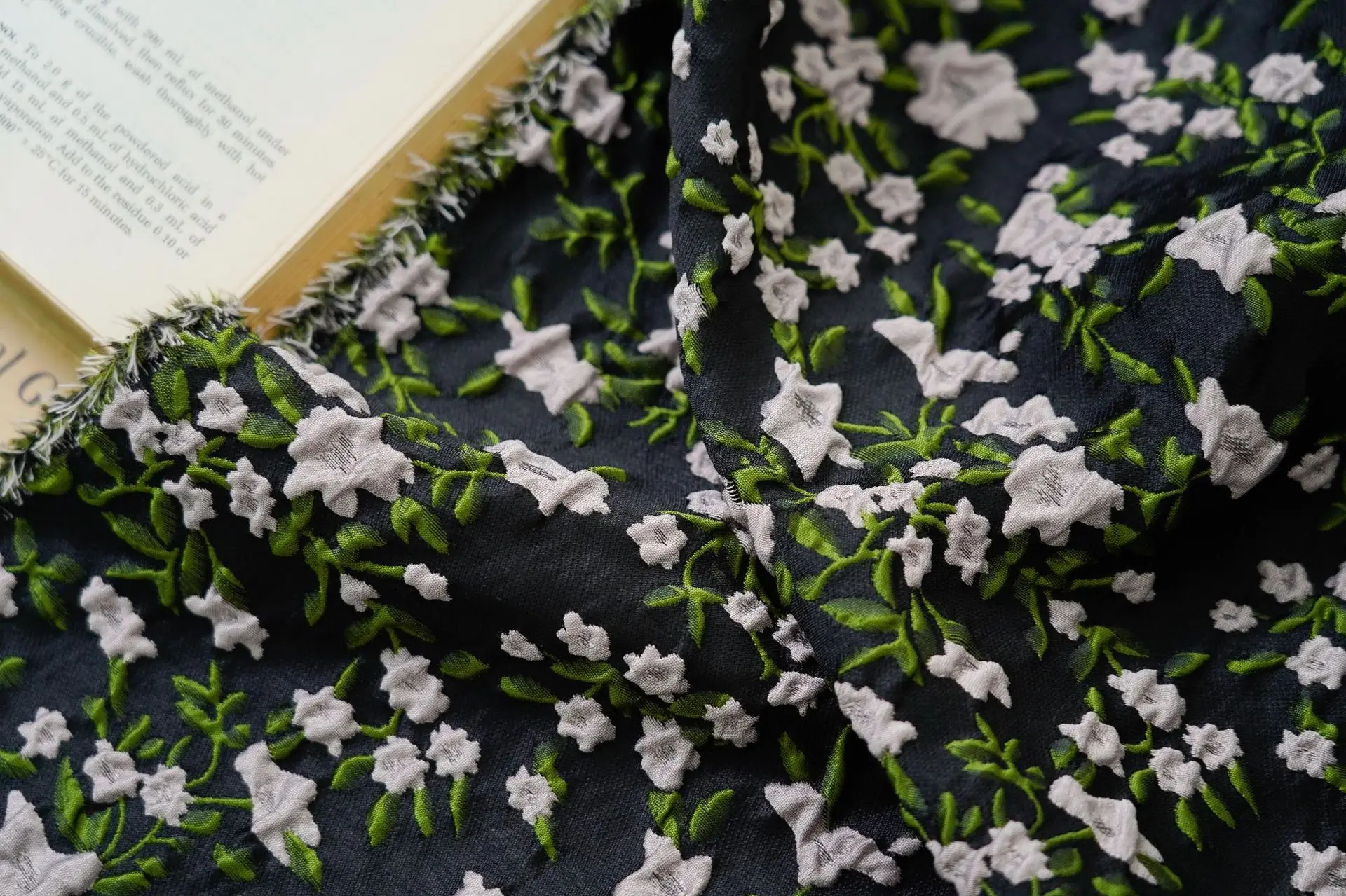 Tessuto jacquard in rilievo floreale piccolo nero elegante da 1 metro, abito retrò, gonna soffice, borsa, tessuto da cucito decorativo