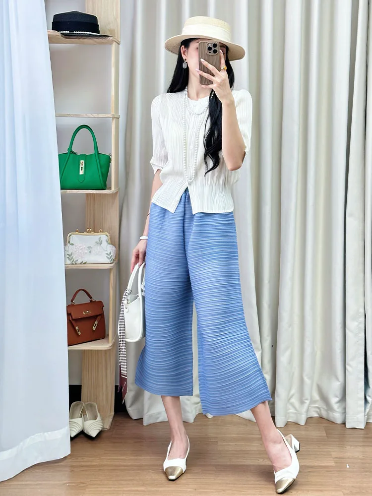 

Летний антивозрастной комплект Sanza Artistic Creation Fashionabl: белый укороченный топ с завышенной талией и синие плиссированные брюки из восьми частей