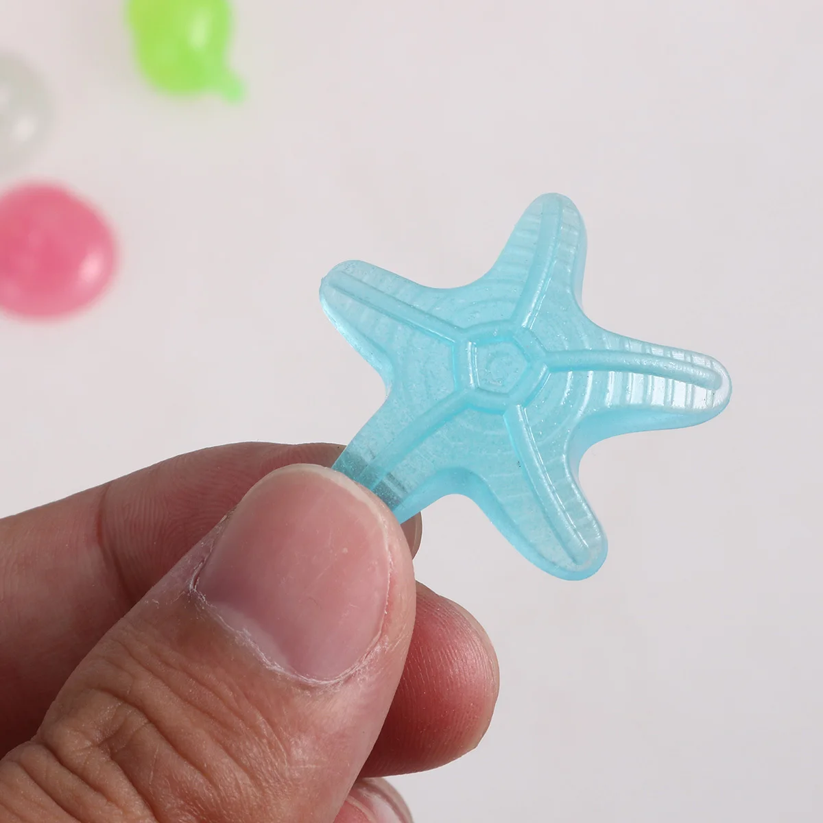 

80pcs Fluorescent Landscape Stones Resin Glow In Dark Aquarium Pebbles Yard Pathway Decor Mixed Color Marine Animal