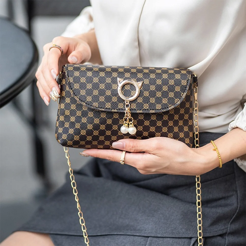 

Сумка через плечо с ромбовидным принтом и котом — женская квадратная сумочка на плечо с жемчужной подвеской, модная маленькая сумочка