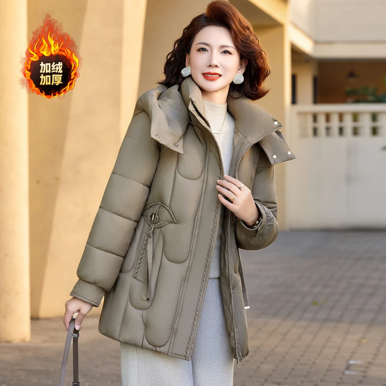 مبطن الشتاء معطف مقنع سترة المتوسطة وكبار السن الطبعة الكورية تنوعا أزياء قصيرة الأم سميكة أسفل سترة قطن