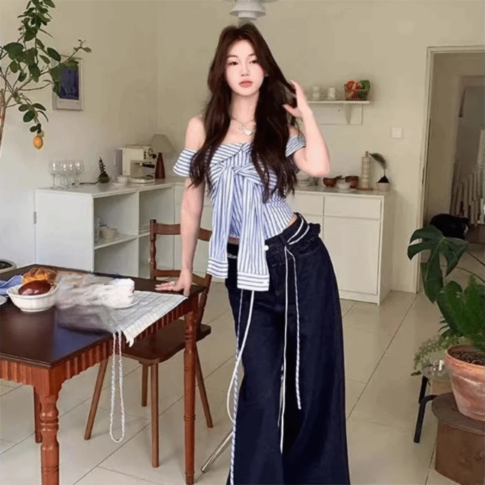 Süße kurze Damen-Bluse mit blauen Streifen, koreanischer Stil, Slim-Fit-Langarmhemden, V-Ausschnitt, Streetwear, schlanke Knöpfe, Hemden, Reisen