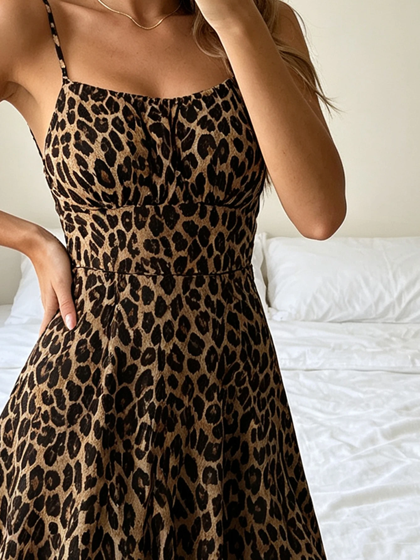 Damen-Minikleid mit Leopardenmuster, Spaghettiträgern, Rückenausschnitt und Raffungen – Streetwear für Partys und Ausgeh-Looks – Detail 5