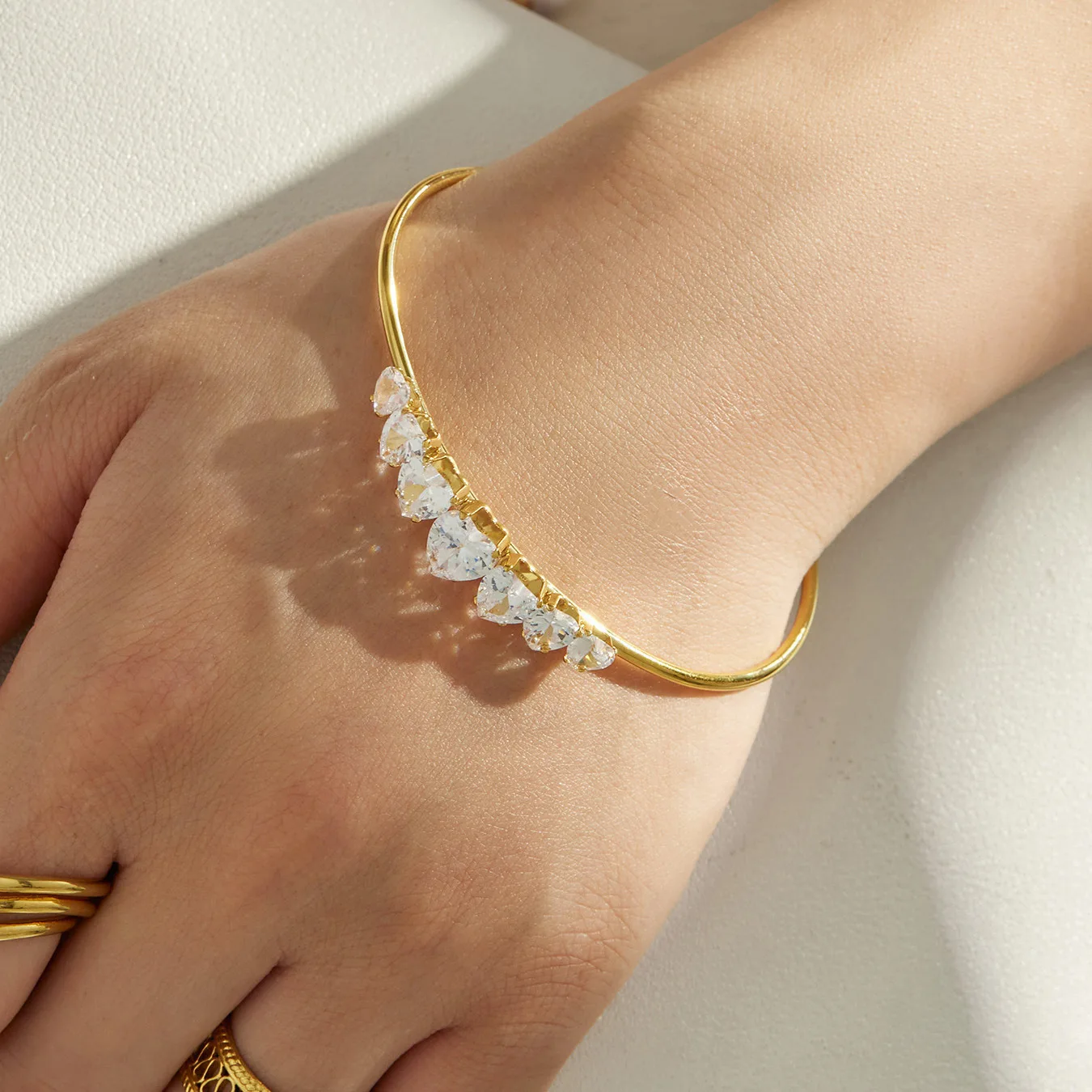Edelstahl-Manschettenarmbänder mit Herz-Zirkon, Cubic Zirconia Armband, 18k vergoldete Armreifen, zierlicher Schmuck, Geschenk für Frauen – Detail 5