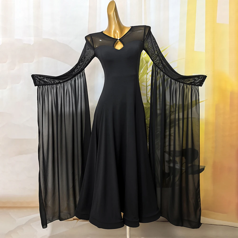 Strój dla damskiego zespołu tanecznego, czerwona sukienka do ćwiczeń tańca towarzyskiego, jasnoniebieska sukienka do walca, czarna sukienka z dużymi rękawami.