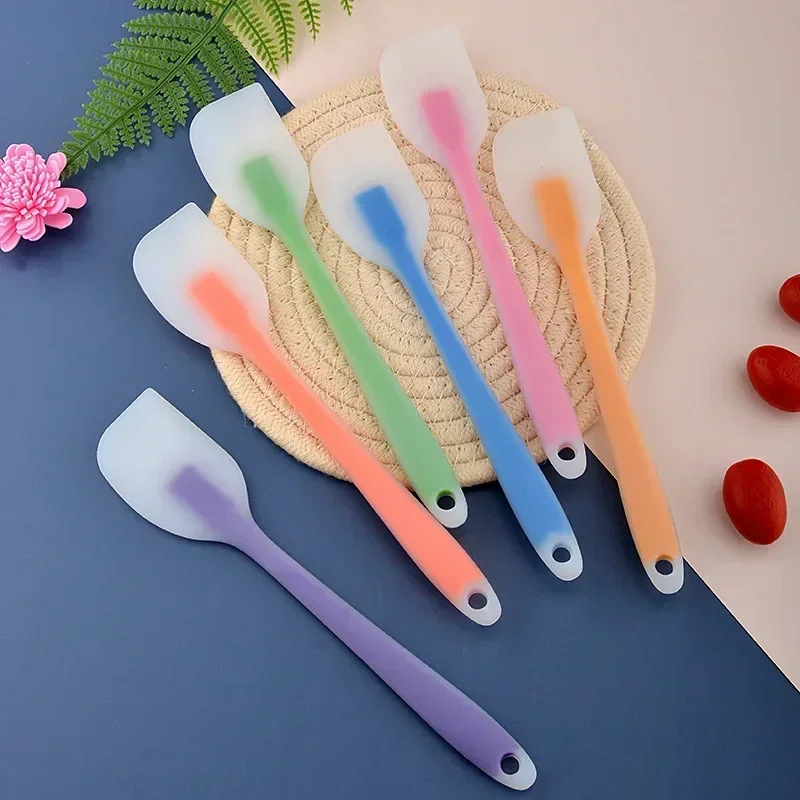

1PCS Silicone Scraper Cream Scraper Cake Scraper Baking Tool Semi Transparent Handle High Temperature Resistant