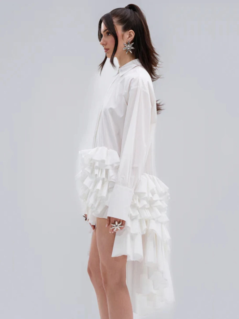 เสื้อเชิ้ตผู้หญิงสีขาวทรงหลวมสไตล์เซ็กซี่ รุ่น Modphy แฟชั่นปี 2025 แขนยาว ดีไซน์ระบายหรูหรา ทรงไม่สมมาตร เสื้อผ้าผู้หญิง