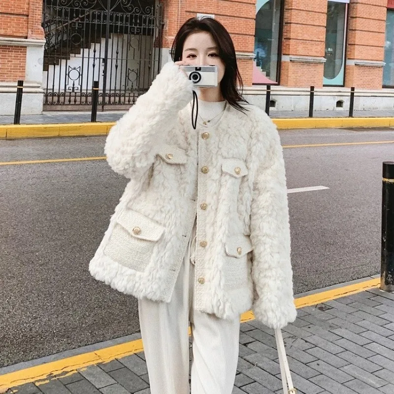 New Style of Women's Autumn Cotton-padded Jacket with A Lambskin Design Sense and Elegant Style, Featuring A Korean-style Top.