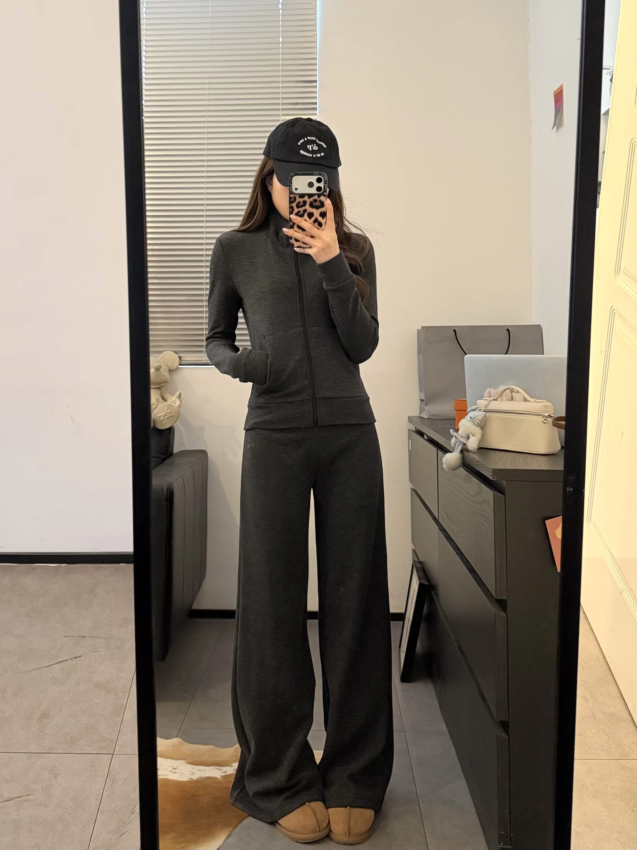 

Комплект Viiwen Comfortable Ultra Model: теплый свитшот с полосками и флисовой подкладкой, повседневные брюки для женщин