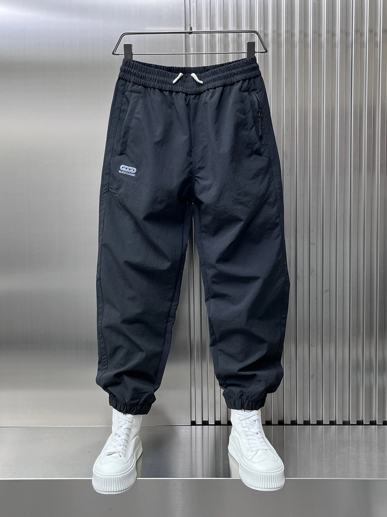 

Мужские повседневные спортивные брюки свободного кроя на осень 2025: простые, универсальные, прямые, с эластичным поясом, теплые и комфортные, модные