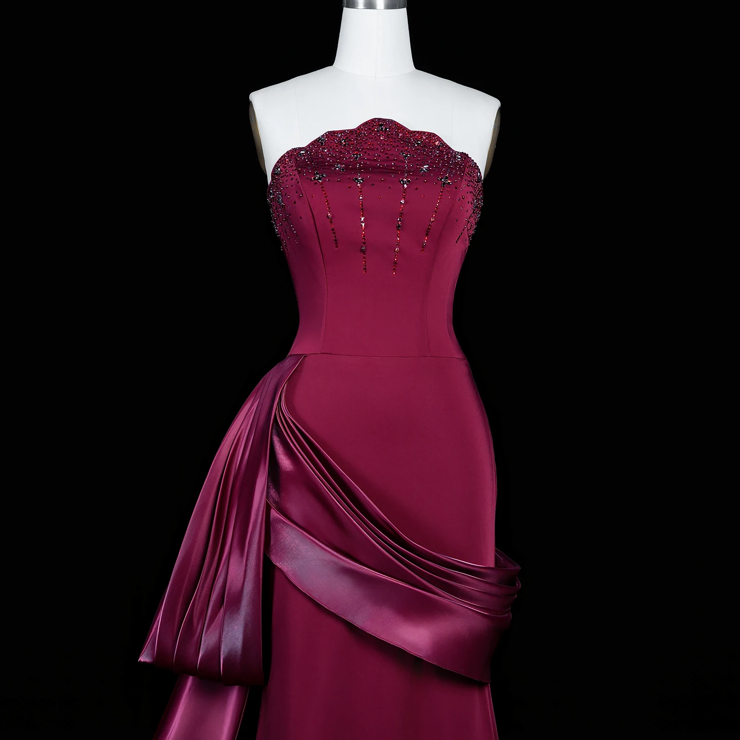 Sharon Said Dubai Weinrotes trägerloses Meerjungfrauen-Abendkleid mit Perlen und Quasten aus Satin mit Handschuhen, formelles Ballkleid für Damen SS608, maßgeschneidert – Detail 17