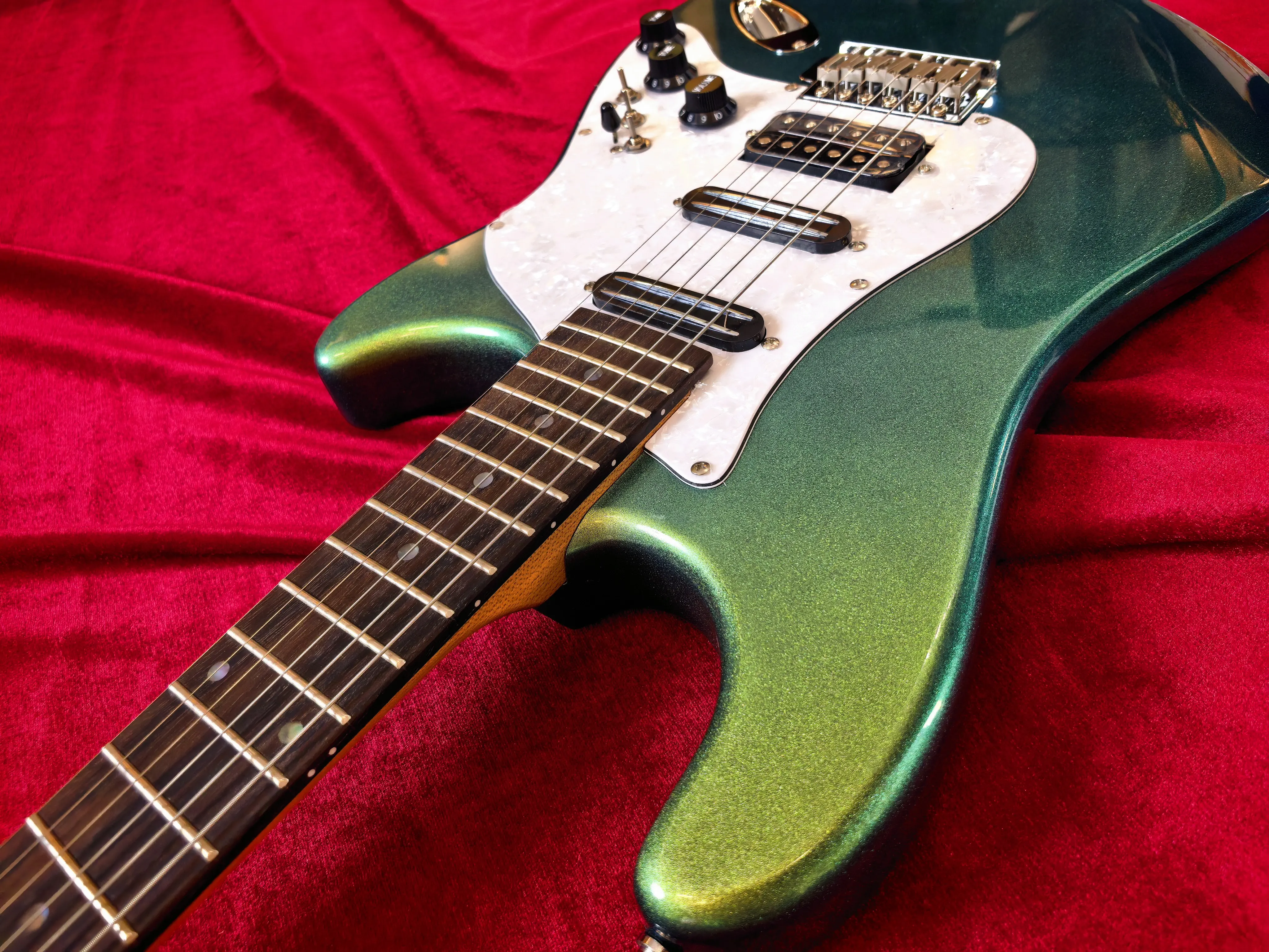 New Arrival 6-String Electric Guitar, Chameleon Finish, Double Coil Pickups, Locking Tuners