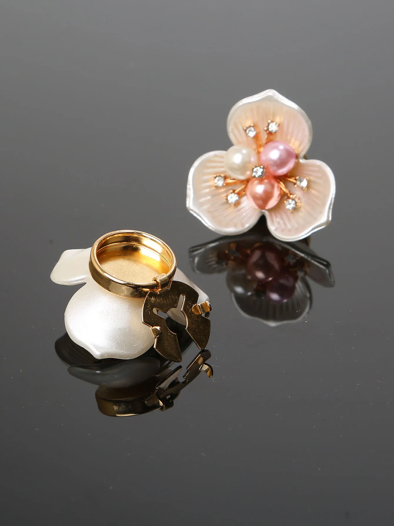 New Women\'s Shirts Cufflinks Cute Pearl Flower Button Covers Button Clips Luxury Cuff Links Button Decoration Clothes 2pcs/Lot