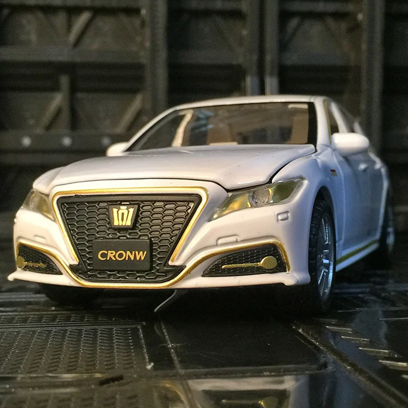 

1:32 Модель автомобиля Toyota Crown из сплава 15-го поколения, акустооптическая игрушечная дверь и багажник с откатным механизмом.