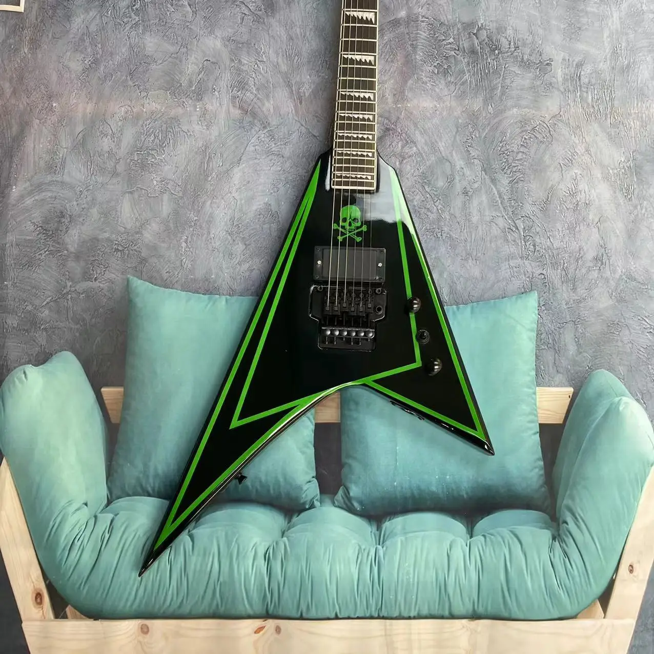 6-string electric guitar, black body with green stripes, rose wood fingerboard, maple track, real factory pictures, can be shipp