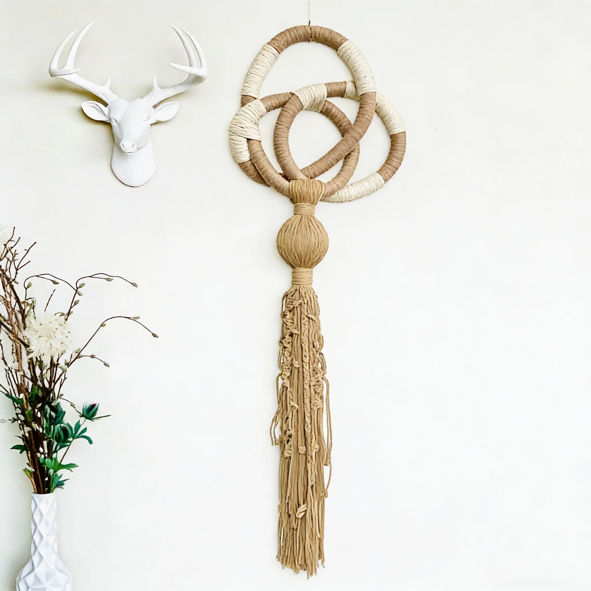 decoracion-de-pared-minimalista-con-borlas-beige-y-caqui-anillo-entrelazado-tejido-a-mano-decoracion-moderna-boho-para-el-hogar
