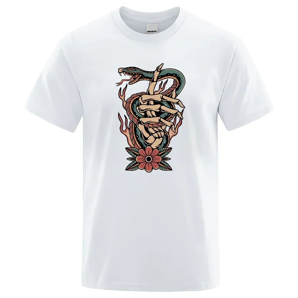 Poisonous Snake Winding Around The Fingertips Tops Men Fashion Soft T Shirt Hip Hop Street Cotton T-Shirts Luxury Oversized Tees