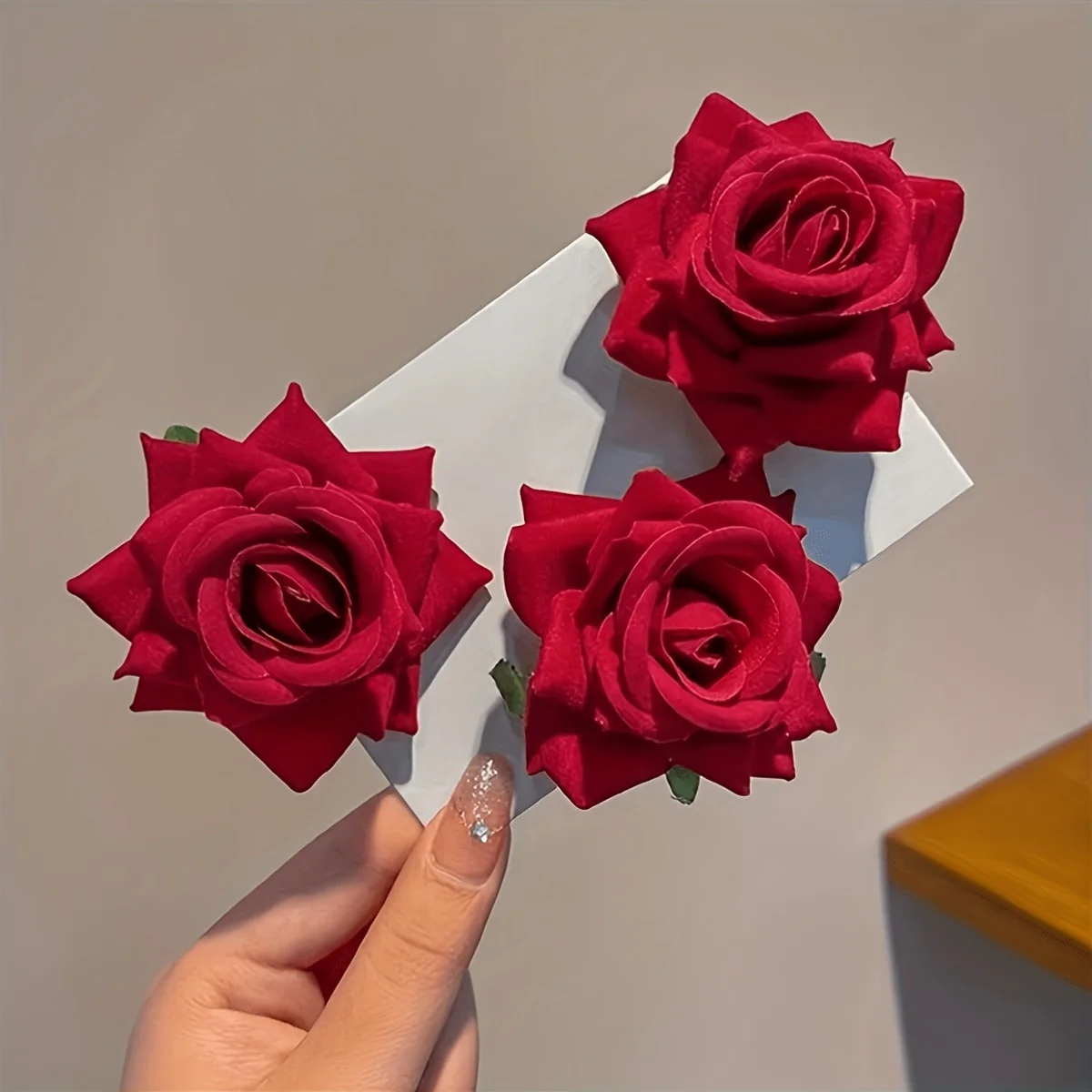 3-teiliges Set Atmosphärische Rote Blumen-Haarschmuckstücke, Rosen-Haarspangen, Seitliche Haarnadeln, Klassische Rote Filz-Rosen-Haarspangen - Perfekt für Sommeroutfits und Festliche Anlässe – Detail 6