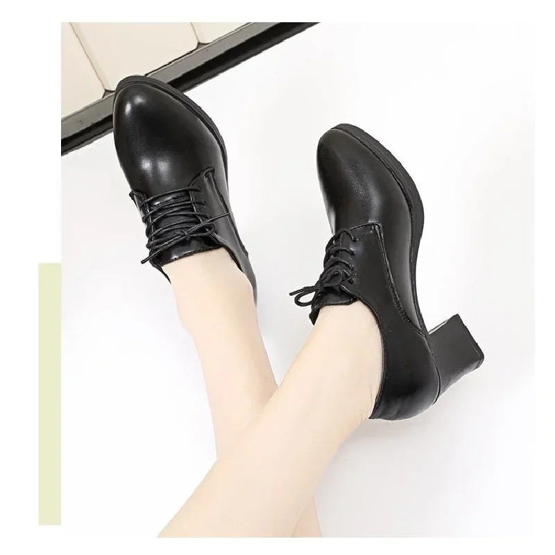 

Новые женские кожаные слипоны 2025 года — черные лоферы на шнуровке с эластичной ластовицей, повседневная модная обувь на весну/осень