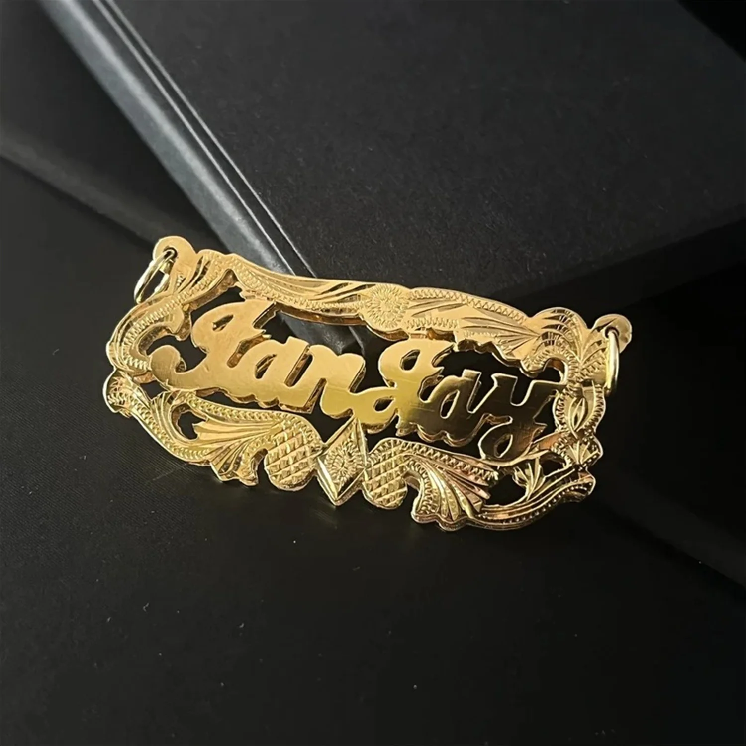 맞춤형 18K 금도금 이중 이름표 개인 맞춤 수제 참 펜던트 세밀한 3D 효과 환상적인 펜던트 선물