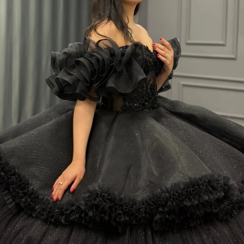 فساتين Quinceanera سوداء لامعة قبالة الكتف الكرة ثوب الحلو 16 فستان الديكور المتدرج تول حفلة عيد ميلاد Vestidos 15 De Anos