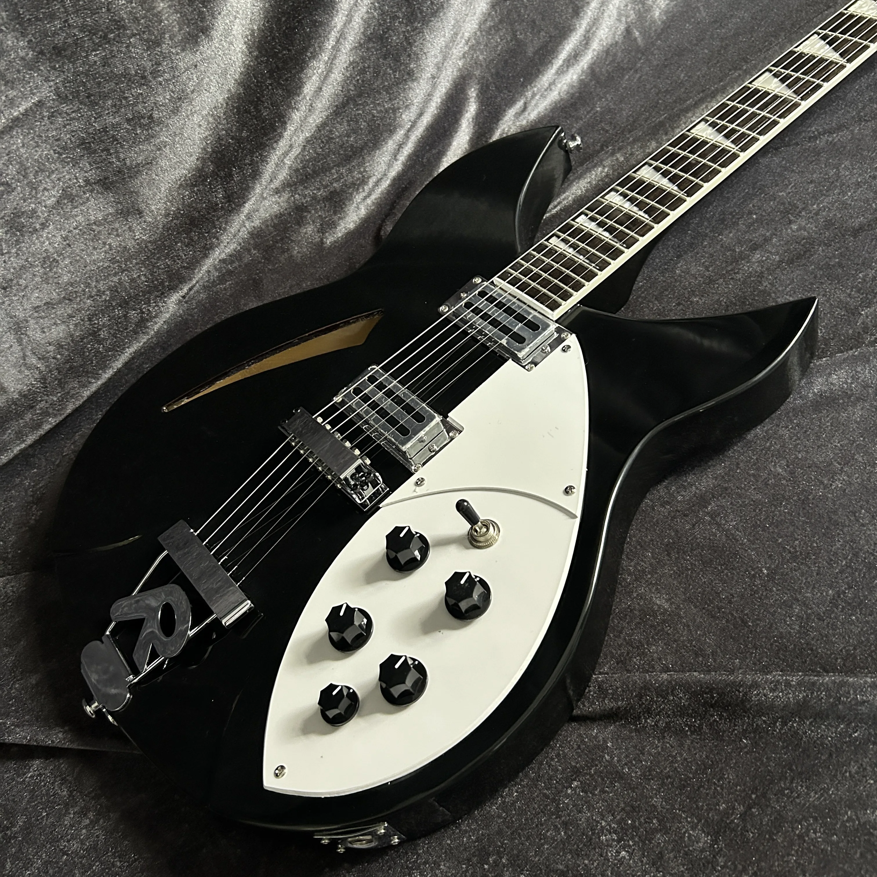 

Модель электрогитары Rickenback 330, черный цвет, хвостовой мост R, гриф из палисандра