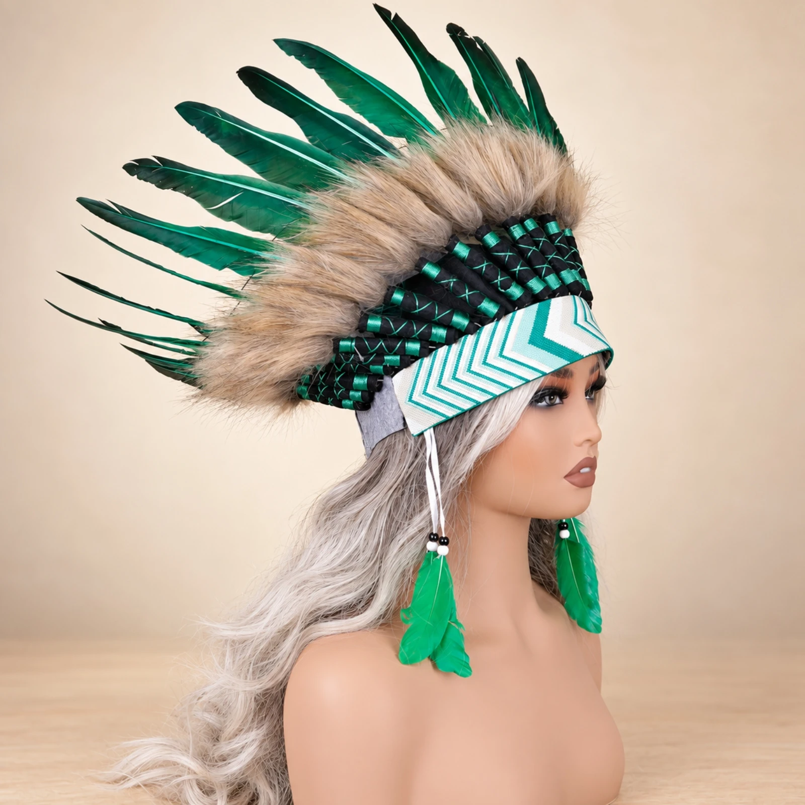 coiffe-a-plumes-vertes-avec-bandeau-en-tissu-bordure-douce-bande-geometrique-coiffe-a-plumes-avec-accents-de-perles-reglable