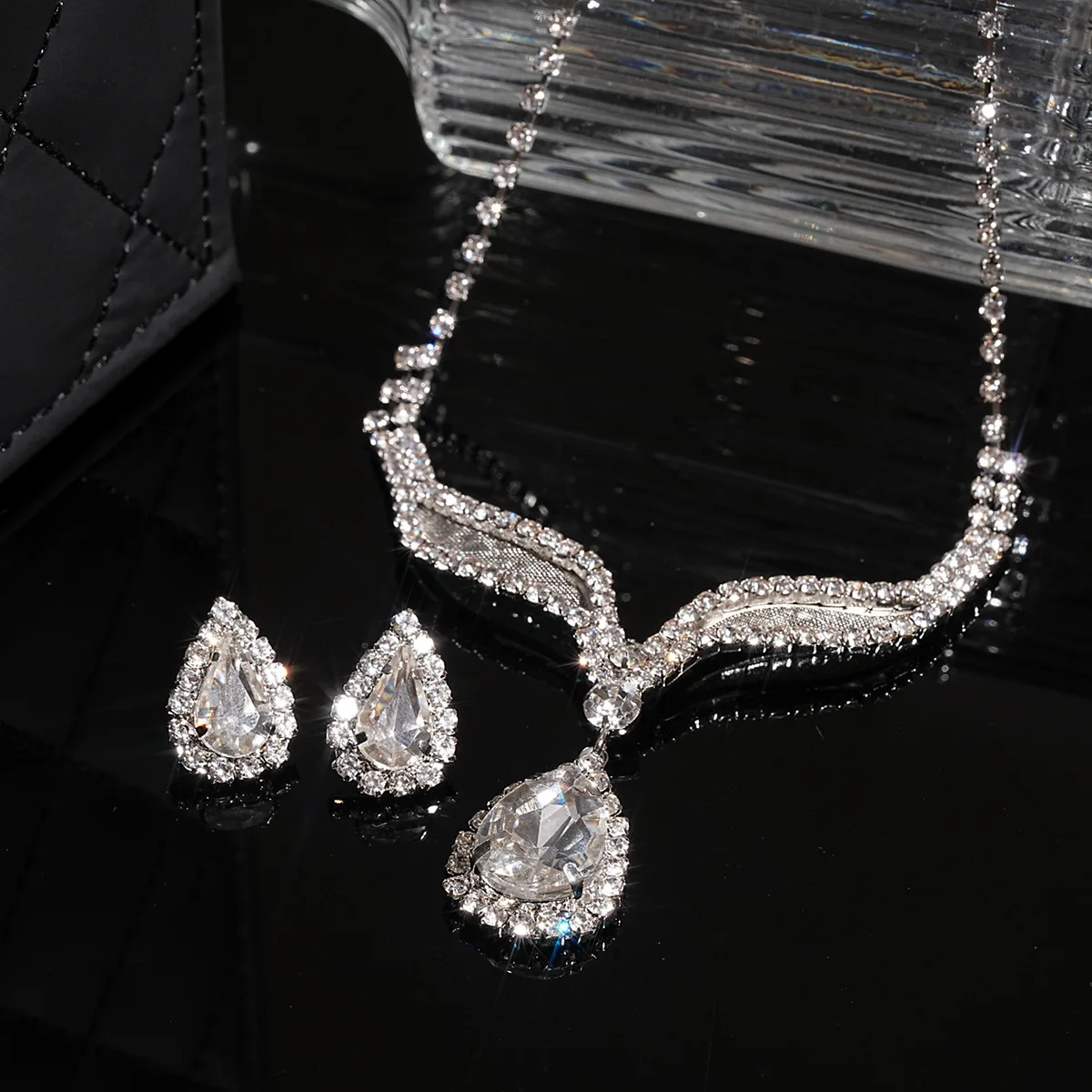 Super flash diamond-encrusted water drop necklace earrings set, high-end commuting light luxury collarbone chain, fashionable an