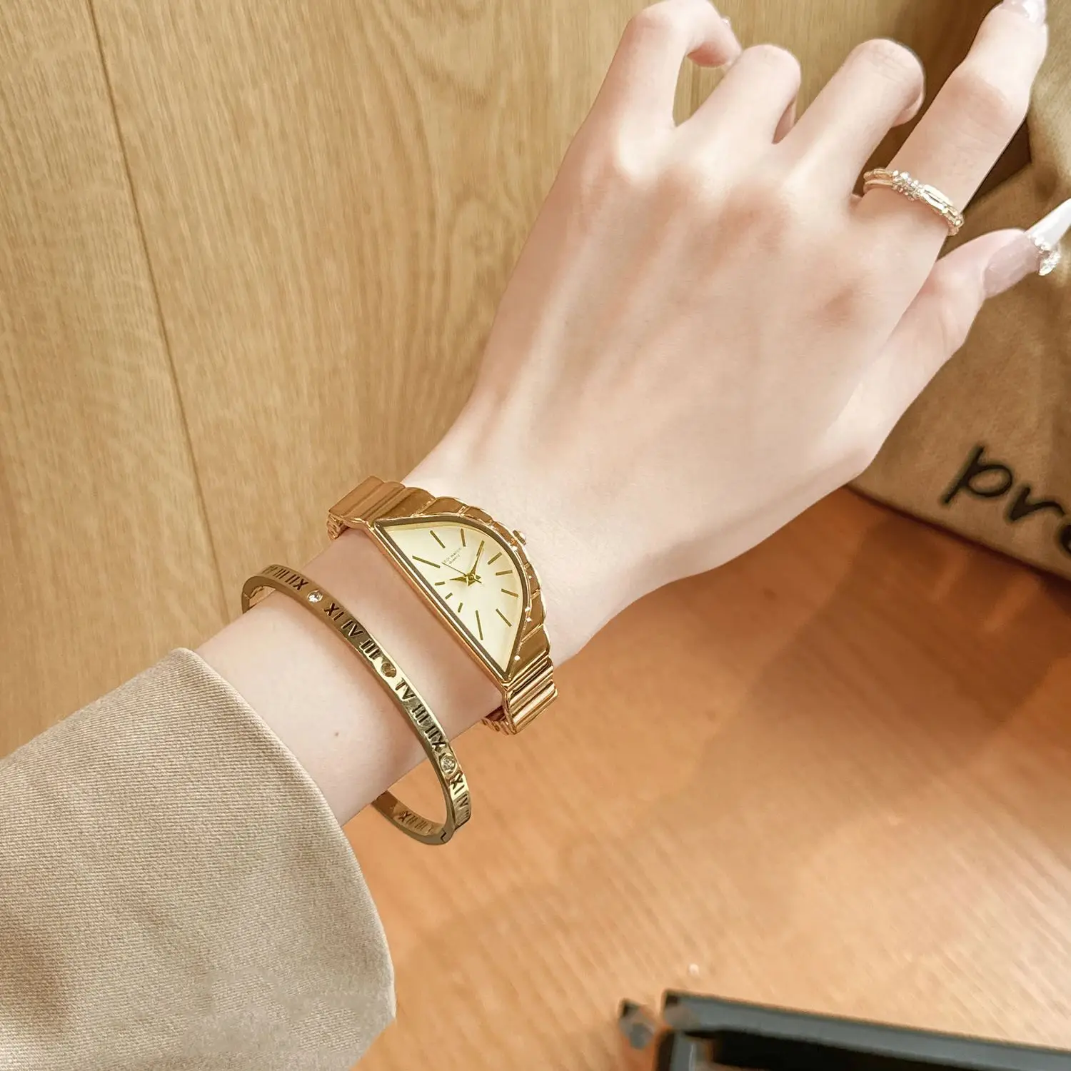 新しいレトロゴールドムーンダイヤル女性用腕時計非対称デザインプロフェッショナルスタイルドレスペアリング防水クォーツ時計
