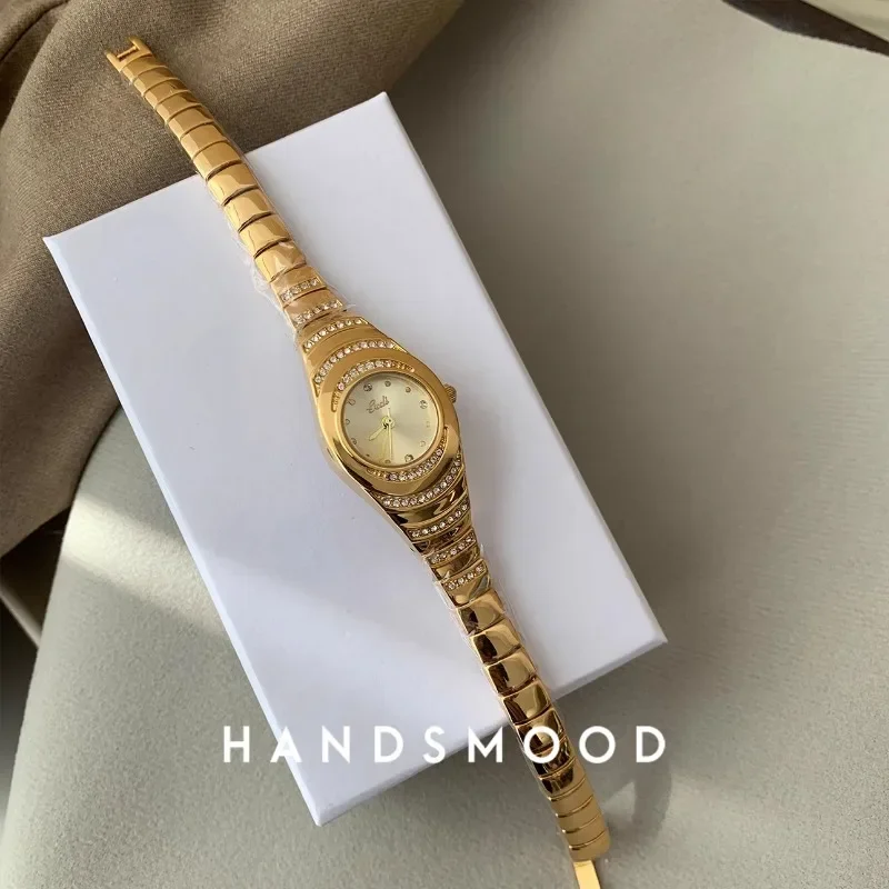 Small Gold Watch Light Luxury Exquisite Diamond Design Sense Strap Fashion Temperament Hundred Match Watch Women ساعات نسائية