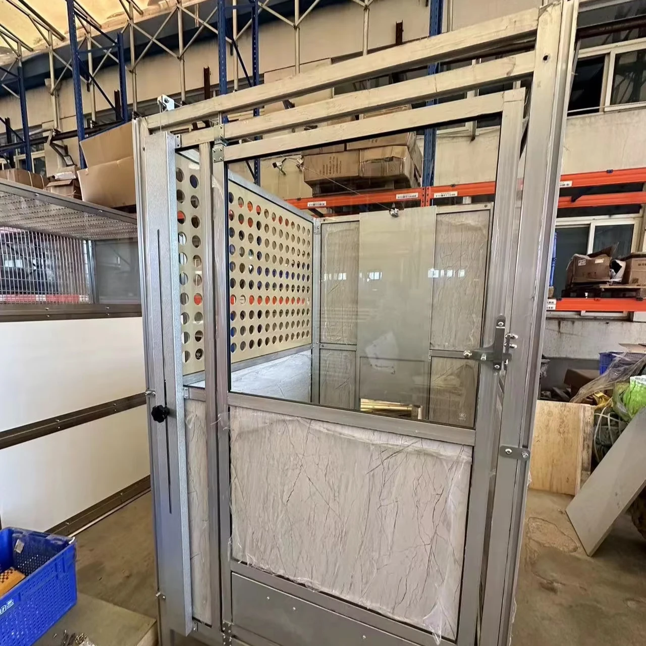 Canil de aço inoxidável selado e isolado Sem infecção Canil de gaiola de descarga higiênica Grande espaço Canil confortável