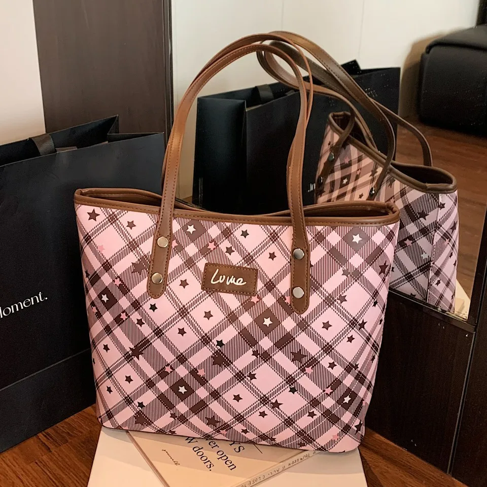 

Роскошная минималистичная большая сумка нового стиля 2025 года для женщин — просторная универсальная сумка через плечо под мышками, идеально подходит для школы и поездок на работу