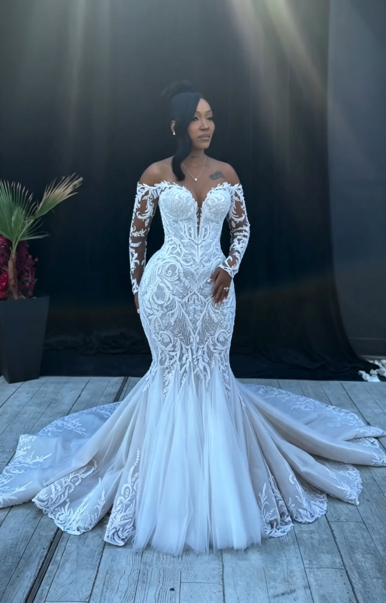 Elegant Off Shoulder Deep V Long Sleeve Mermaid Wedding Dress Flower Lace Chiffon Cathedral Train Vintage Bride Dress Custom