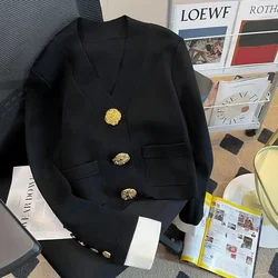 2023 jesienny elegancki sweter z dekoltem w szpic dla kobiet złote guziki bluzki z dzianiny z długim rękawem w stylu Vintage modne szykowne kurtka damska