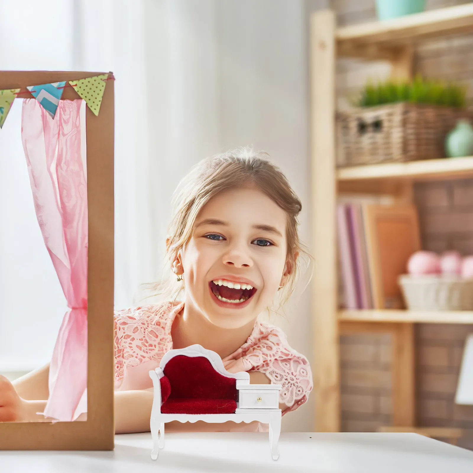 

Очаровательное миниатюрное кресло-диванчик из дерева для декора миниатюрного дома, реалистичный дизайн с выдвижным ящиком, миниатюрный декоративный стульчик, крошечный предмет декора